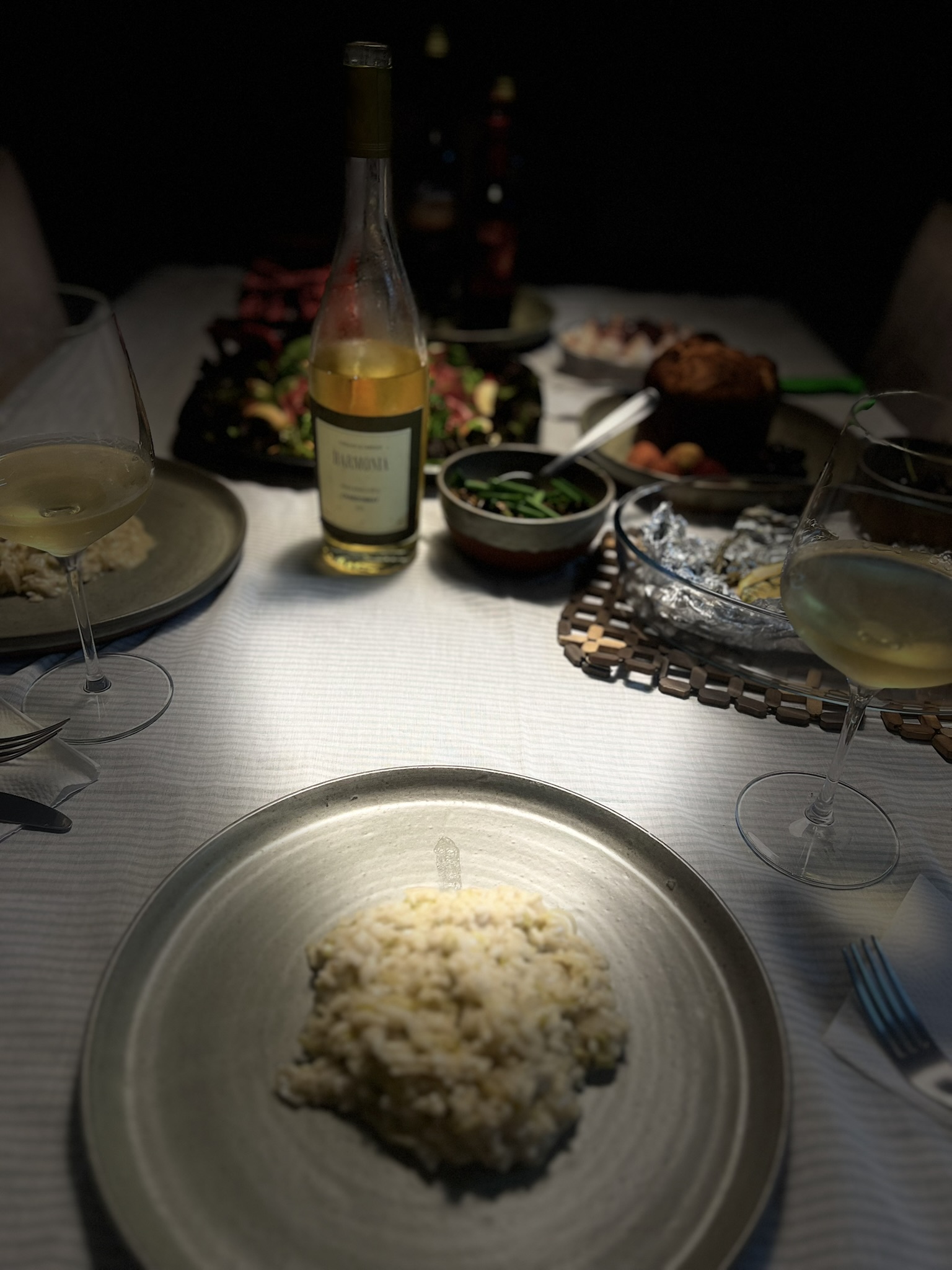 Mesa posta com risoto e vinho branco